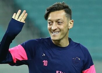 Mesut Özil’den “Türkiye’nin Mühendis Kızları” projesine destek