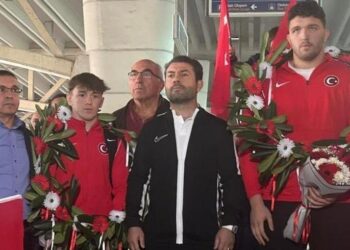 Milli güreşçilere Esenboğa Havalimanı’nda coşkulu karşılama