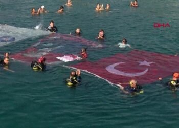 Dünya rekortmeni Şahika Ercümen’den “100. yıl” dalışı