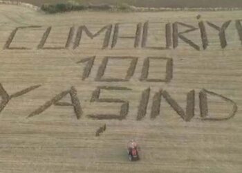 Çanakkaleli çiftçi tarlasına ‘Cumhuriyet 100 yaşında’ yazdı
