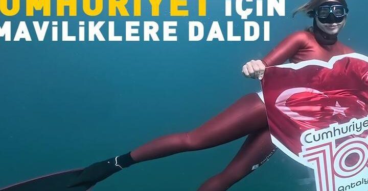 Suyun altında 29 Ekim coşkusu! Cumhuriyet için maviliklere daldı