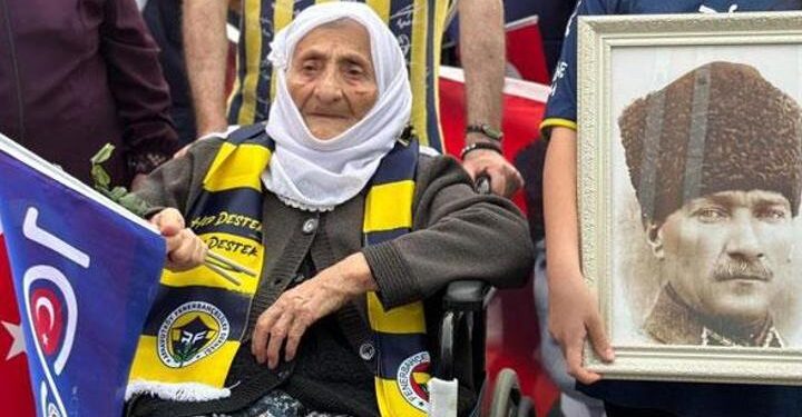 100 yaşındaki Remziye nine Cumhuriyet Yürüyüşü’ne katıldı