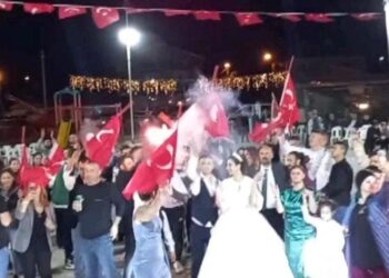 Çifte kutlama! Düğün töreninde 100. yıl coşkusu