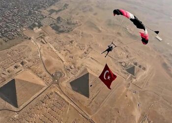 Cumhuriyet’in 100. yılında Mısır Piramitleri üzerinde Türk bayrağı dalgalandı