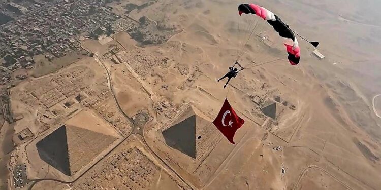 Cumhuriyet’in 100. yılında Mısır Piramitleri üzerinde Türk bayrağı dalgalandı
