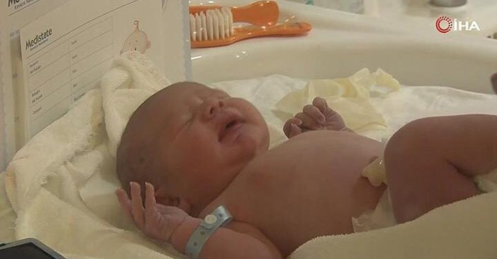 100. yılın ilk bebeğinin adı “Ata”