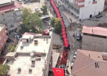 Dev Türk bayrağı eşliğinde 100. yıl yürüyüşü