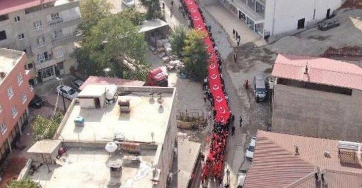 Dev Türk bayrağı eşliğinde 100. yıl yürüyüşü