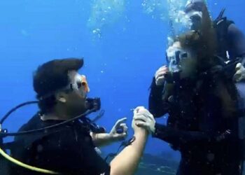 Bodrum’da su altında sürpriz evlilik teklifi