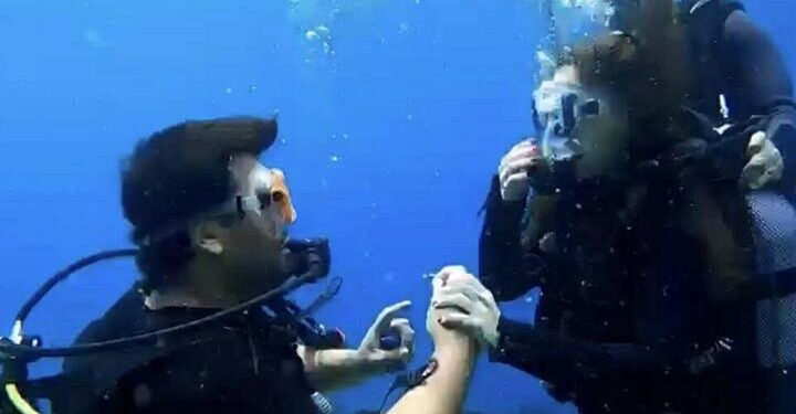Bodrum’da su altında sürpriz evlilik teklifi