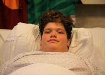 160 kiloya çıkan 15 yaşındaki Emre’ye mide küçültme ameliyatı; halı sahada top oynamak istiyor