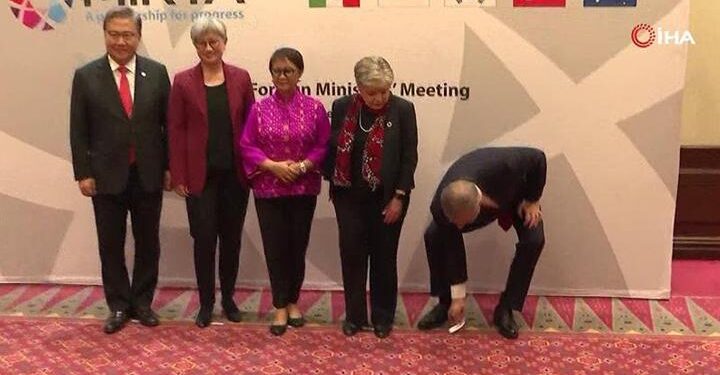 Bakan Hakan Fidan’ın bayrak hassasiyeti