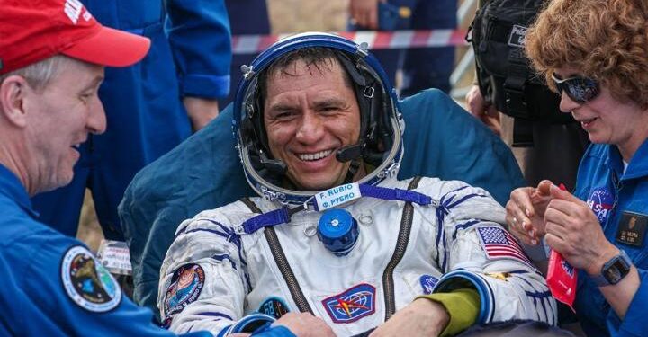 Rekortmen astronot dünyaya geri döndü