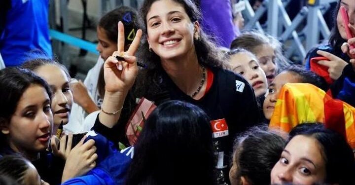 Olimpiyat kotası alan Dünya 1 numarası Filenin Sultanları yurda döndü