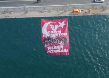 Filenin Sultanları’nın ‘2 Kupa 1 Şampiyon’ yazılı bayrağı Boğaz’daki köprülere asıldı