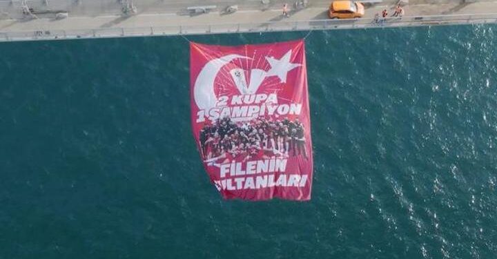 Filenin Sultanları’nın ‘2 Kupa 1 Şampiyon’ yazılı bayrağı Boğaz’daki köprülere asıldı