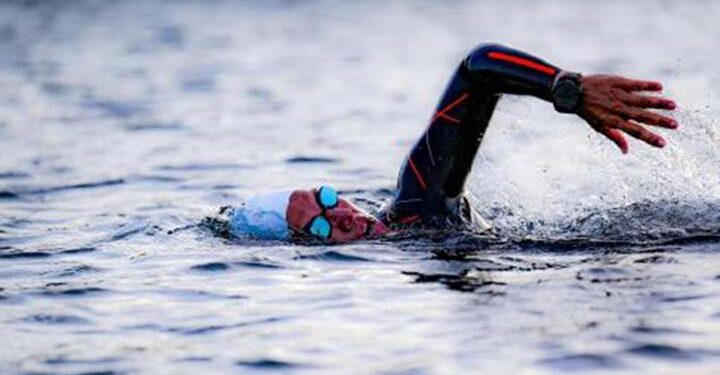 Kadına şiddete farkındalık için yüzdü