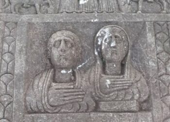 Tarlasında üzerinde insan figürleri olan tarihi eser buldu