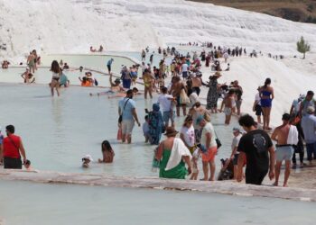 Travertenleriyle ünlü Pamukkale’ye ziyaretçi akını