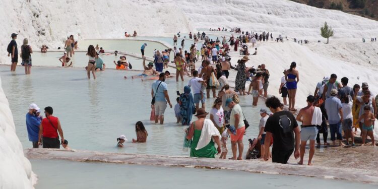 Travertenleriyle ünlü Pamukkale’ye ziyaretçi akını