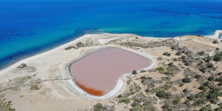Çanakkale’de 2 bin yıllık antik liman kalpli pembe göle dönüştü
