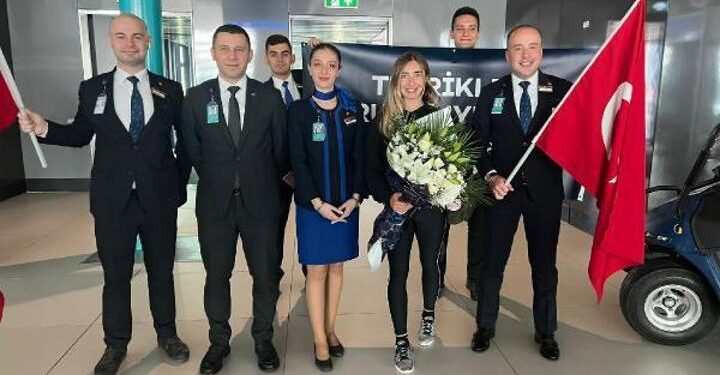 Şahika Ercümen yurda döndü