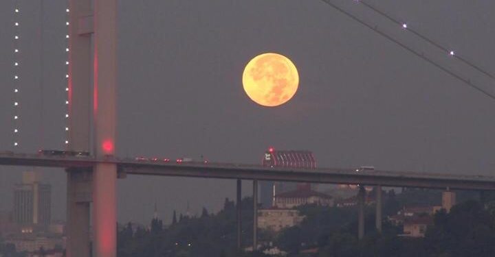 İstanbul’da “Mavi Ay” manzaraları