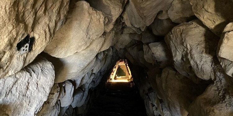 Oymaağaç Höyüğü’ndeki kazılarda suyun içinde 3 bin yıllık ahşaplar bulundu