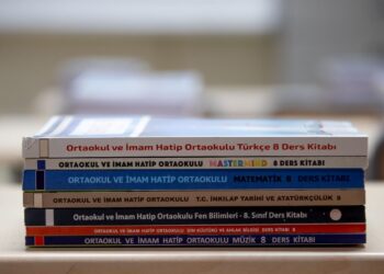 Okullarda uyum eğitimine katılacak öğrenciler için ücretsiz kitap dağıtıldı