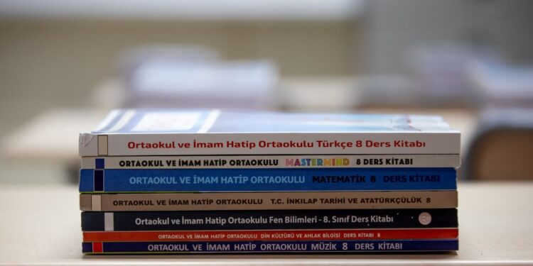Okullarda uyum eğitimine katılacak öğrenciler için ücretsiz kitap dağıtıldı
