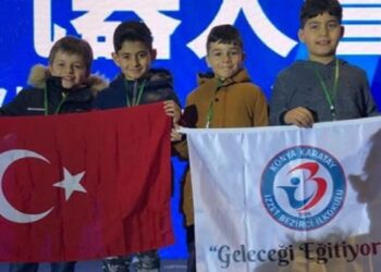 Konyalı öğrenciler Çin’deki robot yarışmasında dünya 3’üncüsü oldu