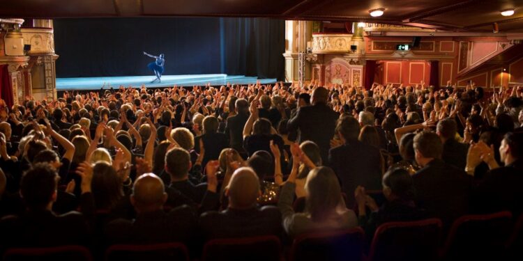27. İstanbul Tiyatro Festivali Onur Ödülü Mehmet Birkiye’ye verildi