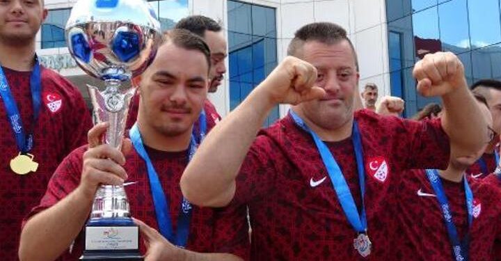 Avrupa şampiyonu Down Sendromlu Özel Futsal Milli Takımı törenle karşılandı