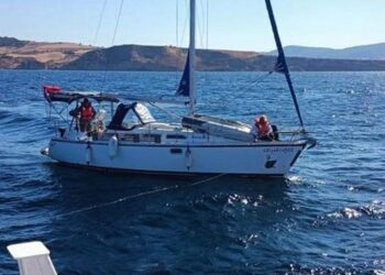 Çanakkale Boğazı’nda sürüklenen tekne kurtarıldı