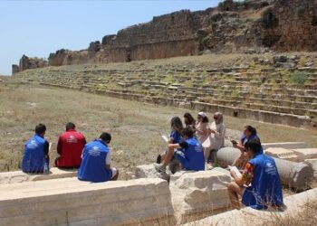 Muğla’da gönüllü gençler antik kentte kitap okudu, tiyatro sergiledi