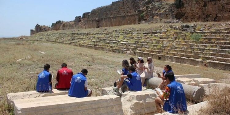 Muğla’da gönüllü gençler antik kentte kitap okudu, tiyatro sergiledi