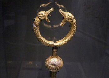 Malazgirt’te bulunan “çift başlı ejder” işlemeli altın kaplama tuğ ilk kez sergilendi