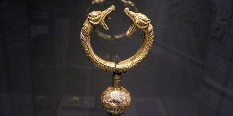 Malazgirt’te bulunan “çift başlı ejder” işlemeli altın kaplama tuğ ilk kez sergilendi