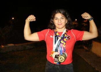 Babasından gizli antrenmanlara gittiği güreşte Avrupa Şampiyonu oldu