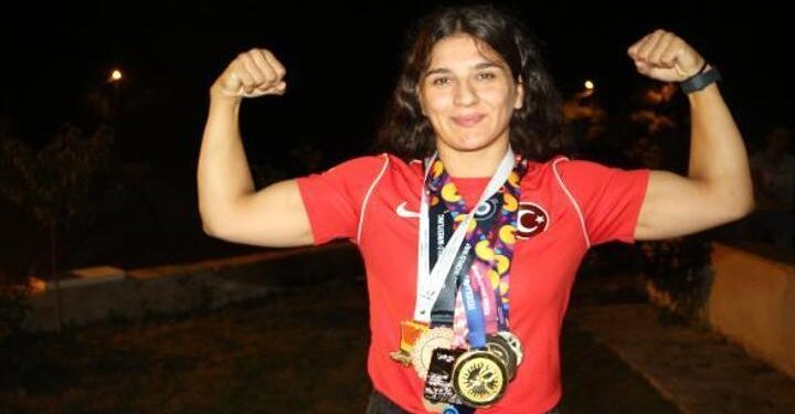 Babasından gizli antrenmanlara gittiği güreşte Avrupa Şampiyonu oldu