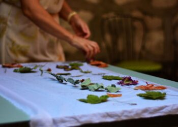 Eskişehirli sanatçı atık ürünleri “ekolojik baskı”yla hayata döndürüyor
