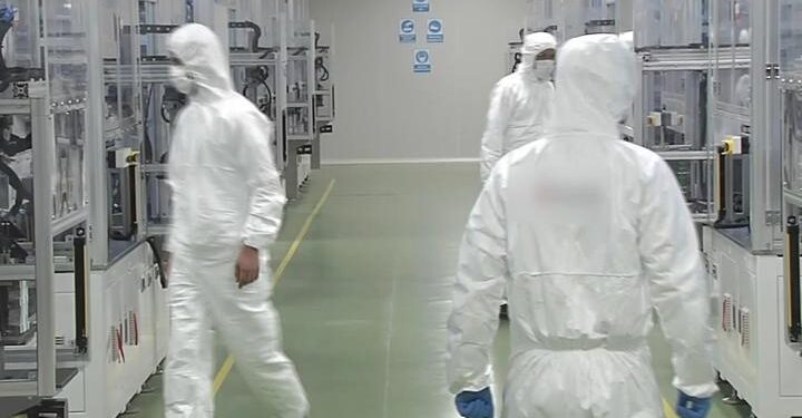 Güneş enerjisi ve yağmur suyu depolayan fabrika