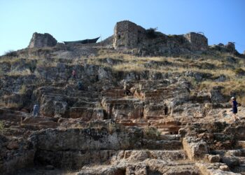 Fethiye Kalesi kazısında tiyatro ve yol ortaya çıkarıldı