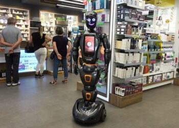 Yerli ve milli yapay zekalı robot, eczanede işbaşı yaptı