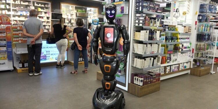 Yerli ve milli yapay zekalı robot, eczanede işbaşı yaptı