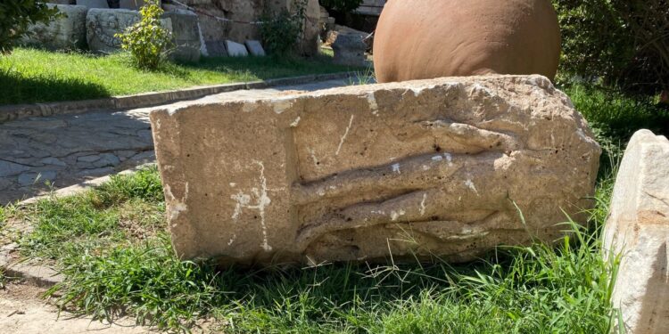 Güneş Tanrısı Helios heykeli altyapı çalışmasında bulundu, koruma altına alındı