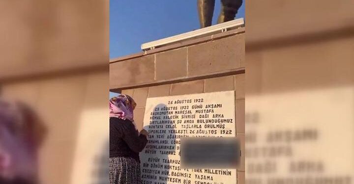 Yaşlı çift, Kocatepe Anıtı’ndaki silinen harfleri elleriyle boyadı