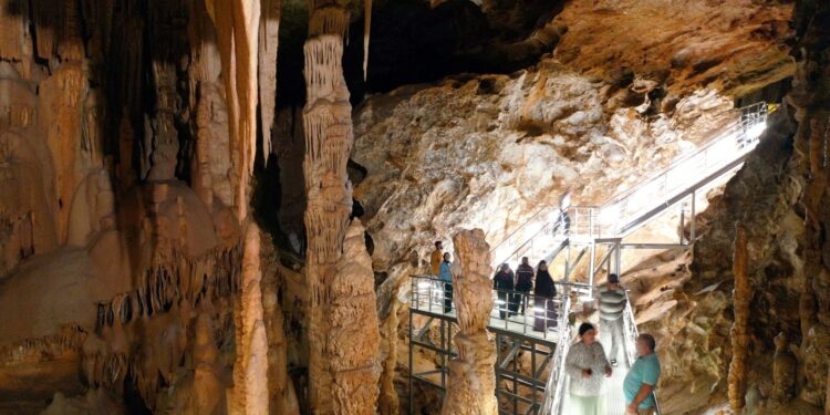 Karaca Mağarası serin havasıyla turistlerin rotasında
