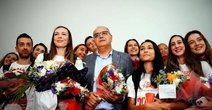 Filenin Sultanları, Türkiye’ye kupayla döndü