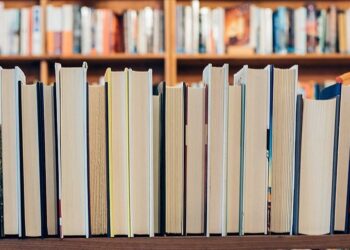 Bir Kitap da Benden projesiyle deprem bölgesinde kitap dağıtılıyor